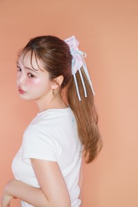「CALNAMUR」と「ALEXIA STAM」のコラボスイムウェアを着用する藤田ニコル
