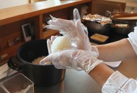 炊きあがったごはんを1個ずつ手作業で握る