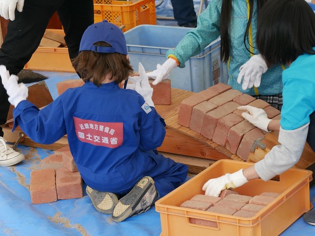 土木体験教室ではレンガで橋づくりにチャレンジ