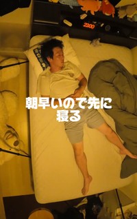 すでに布団の中央を占拠する夫。「寝相の主導権は夫にあり」と妻がコメント／爆睡夫婦 -Sleeping Couple-さん（@.sleeping.couple）提供