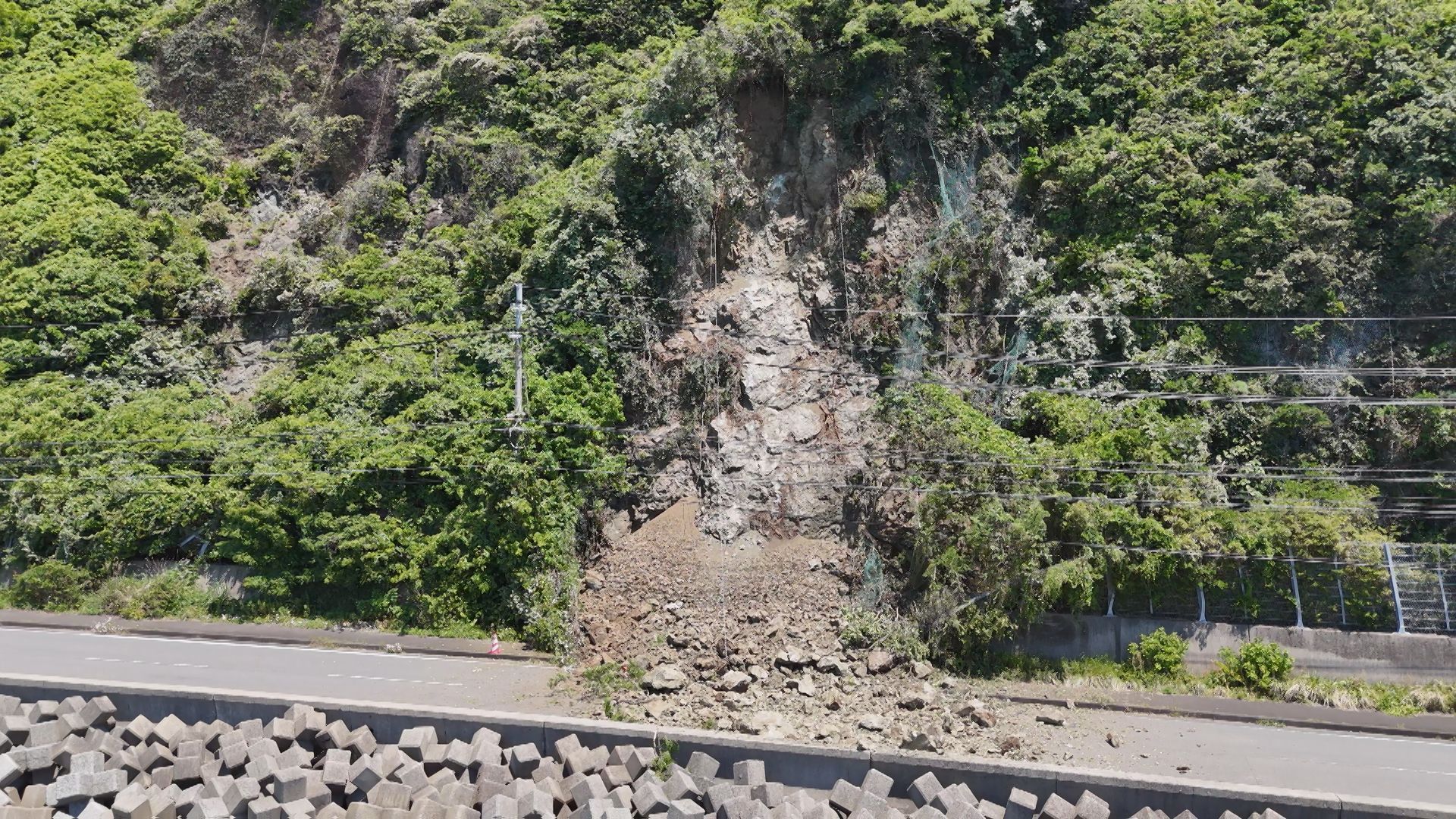 野母崎に至る国道が法面崩壊により全面通行止め｢風化・劣化した岩盤の
