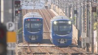 新型車両がすれ違う様子 2日