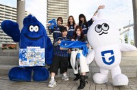 （前列左から）モフレム、CYRENのIROHA、HINANO、ハーチモ（後方左から）MOMOKA、MANAMI、AN
