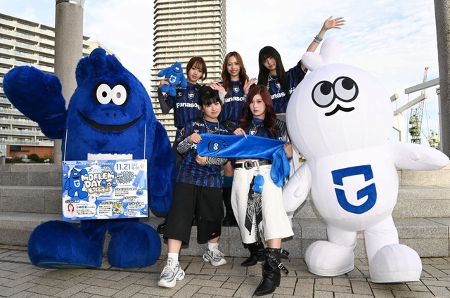 （前列左から）モフレム、CYRENのIROHA、HINANO、ハーチモ（後方左から）MOMOKA、MANAMI、AN
