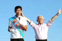 今年７月の兵庫県三田市長選で無所属新人の田村克也氏（左）を支援した泉房穂氏。田村氏は現職を破って初当選、新市長となった