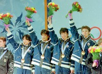 金メダルを獲得し歓声に応える（左）岡部孝信、斎藤浩哉、原田雅彦、船木和喜＝セントラスルスクエア