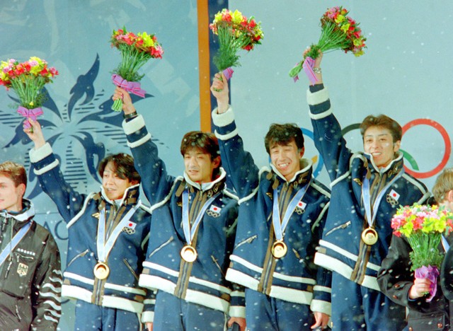 金メダルを獲得し歓声に応える（左）岡部孝信、斎藤浩哉、原田雅彦、船木和喜＝セントラスルスクエア