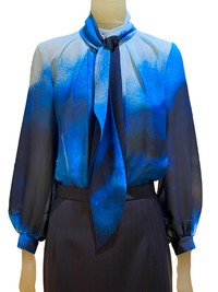 AKIKO OGAWAの「オーシャングラデーションプリント　シフォンブラウス」73700円税込（AKIKO OGAWA提供）