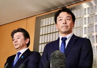 記者団の取材に応じる（左から）岸口実氏、増山誠氏＝兵庫県議会