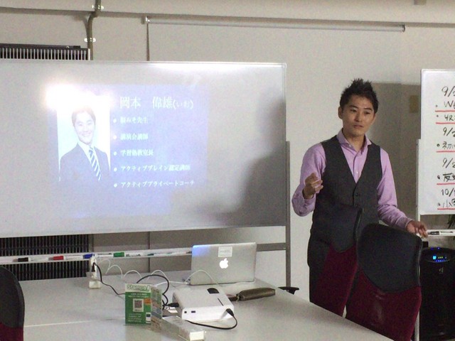 「脳みそ先生」こと岡本偉雄さん。定期的にセミナーを開催し、暗記方法を伝授している
