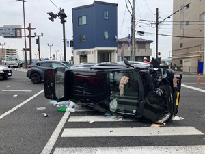 【速報】車３台絡む事故で１台が横転　２人けが　仙台・太白区