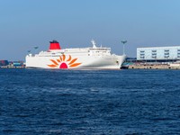 2021年8月の大阪南港さんふらわあターミナル第1ターミナル、さんふらきりしま(しょこまろん/stock.adobe.com)
