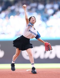 ファーストピッチセレモニーに登場した森香澄＝5日、エスコンフィールド