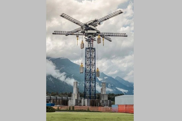 写真】巨大ブロックを落下させてエネルギーをためるタワー型の重力蓄電