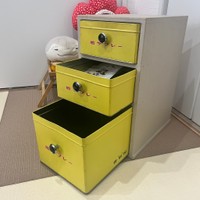 鳩サブレ―の空き缶で作った小箪笥（だんす）がXで話題に（宮内元子さん提供）