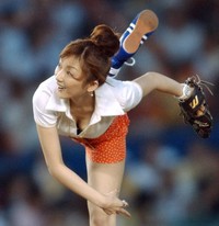 始球式を努めた山田まりや＝2006年