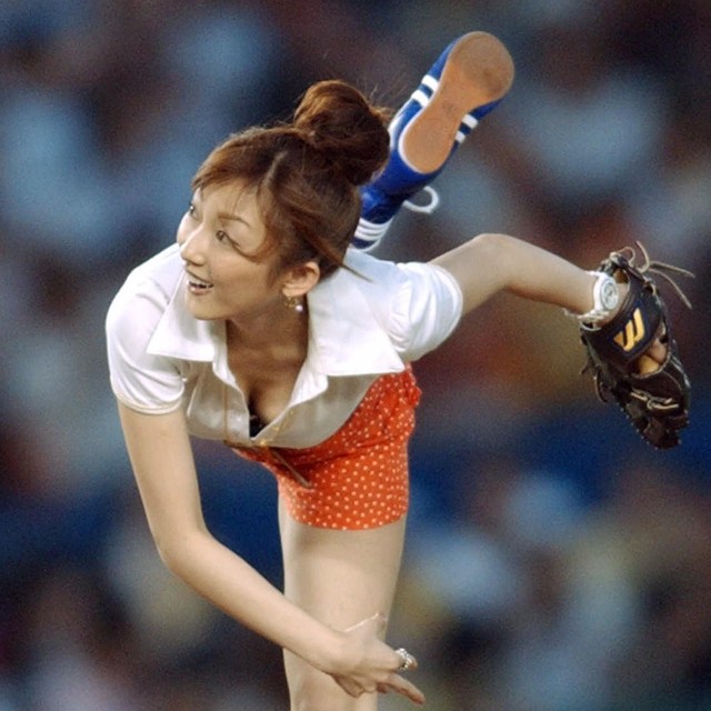 始球式を努めた山田まりや＝2006年