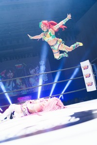 中野たむを攻める水森由菜＝２３年９・２９「NEW BLOOD11」品川大会よりⓒSTARDOM