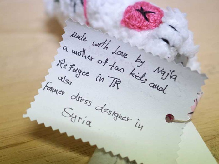 作り手の境遇をカードから知ることができる