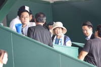 甲子園を訪れた小池知事