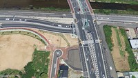 現在　高速道路の建設によって分断された道路にクルドサックが形成されている　（C）Google