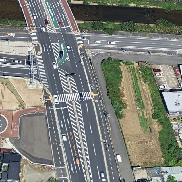 現在　高速道路の建設によって分断された道路にクルドサックが形成されている　（C）Google