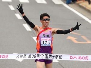 都道府県男子駅伝で長野県が連覇　アンカーの立教大学・上野裕一郎監督が歓喜のゴール