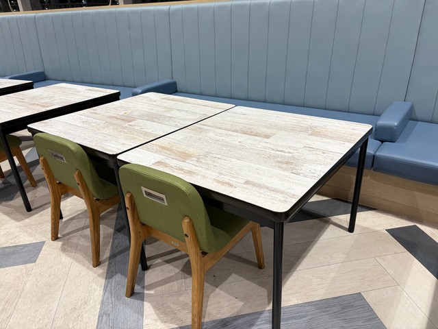 ひとりで座ることができる子用の、低いサイズのテーブルとイス（提供：イオンモール伊丹）