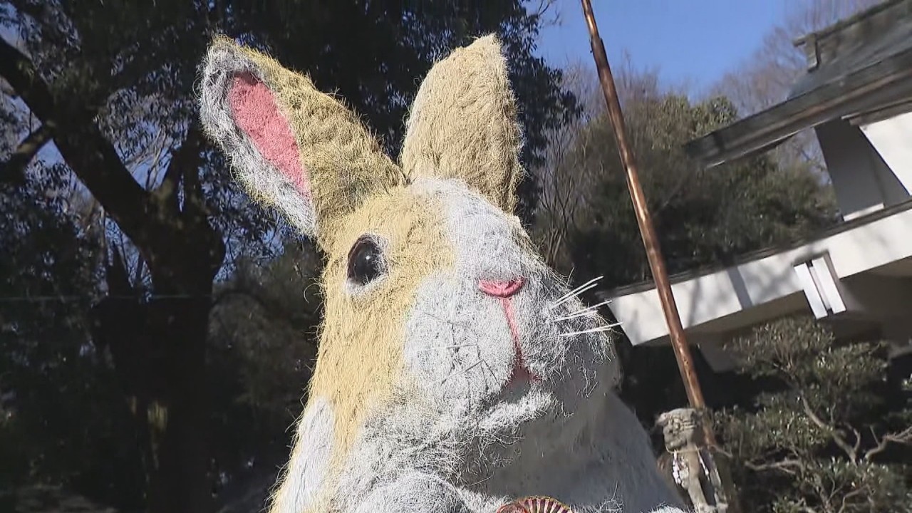 今にも跳ねそう!? 神社に高さ約3mの「ウサギ」が登場 香川・まんのう町