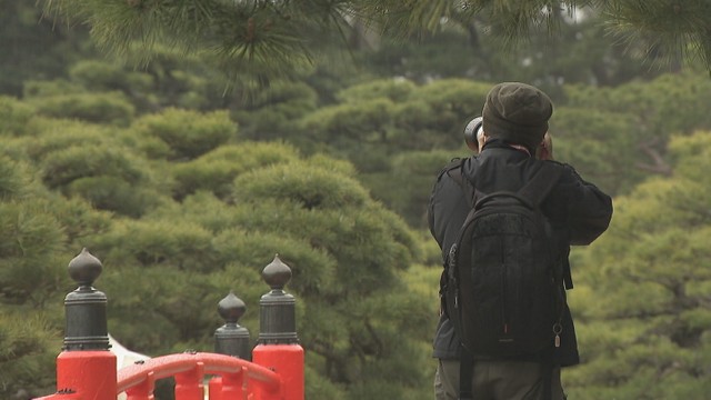 まん延防止解除　雨の栗林公園に人出　香川