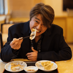 なじみの街、浜松町「東海飯店」でMCマッチ!?が餃子を頰ばり“生トーク”！マッチと町中華。【第11回】