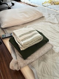 友人帰宅後、洗濯のために息子の部屋に入ると綺麗に畳まれた部屋着とタオルが。終始礼儀正しかった友人に母はキュンキュン（443*さんThreadsより）