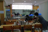 店内は、電光掲示板のメニューが印象的。