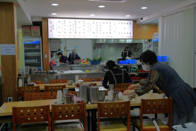 店内は、電光掲示板のメニューが印象的。