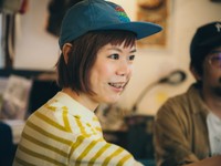 （写真左から）DJみそしるとMCごはんさん、「はらぺこめがね」の原田しんやさん、関かおりさん