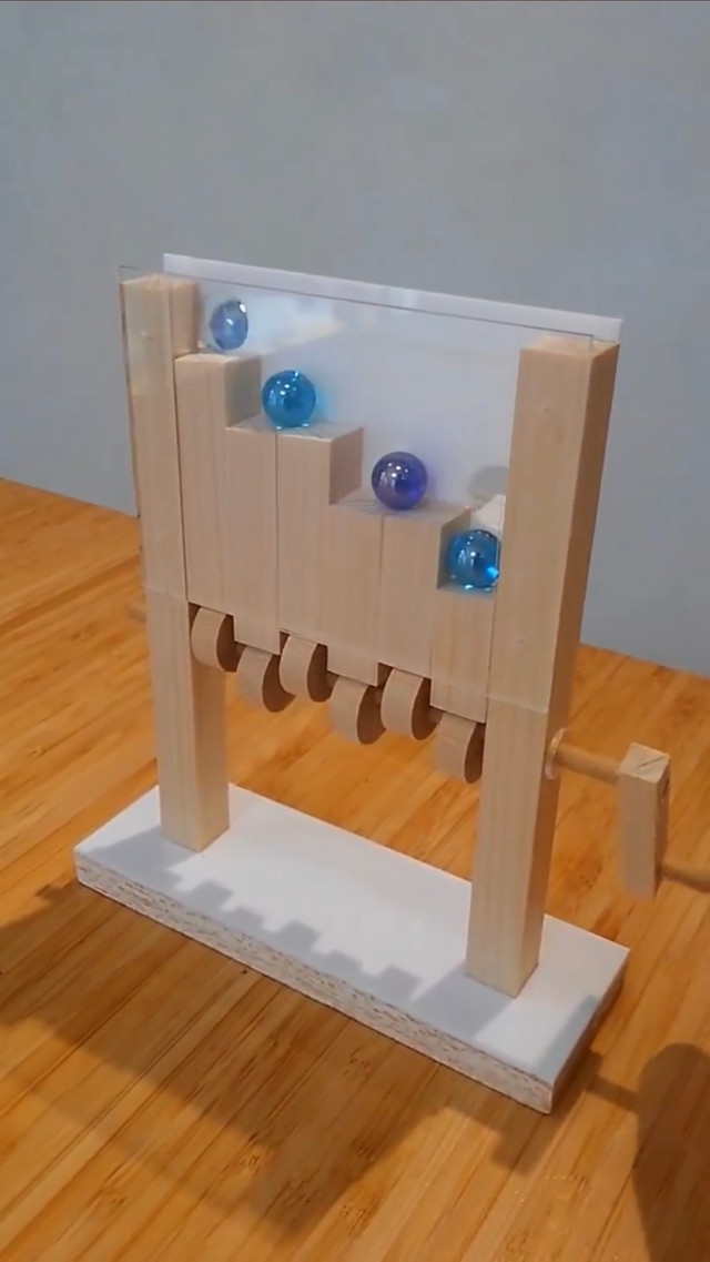 お子様に作ってあげた自作ビー玉装置（提供：ネコワークス井上さん）