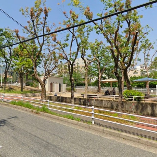 都賀川公園のトイレ。周辺にはNHK朝ドラ『おむすび』の舞台となった水道筋商店街があるが、一歩離れると閑静な住宅地だ（Googleマップから引用）