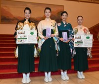 宝塚音楽学校「すみれ募金」本科生の（左から）赤井七海さん、宮﨑穂さん、小寺環菜さん、吉武歩花さん