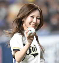 セレモニアルピッチを終え、笑顔を見せるMAYUKA