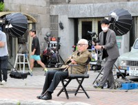 映画「海の沈黙」の撮影風景を見守る倉本聰氏＝2023年