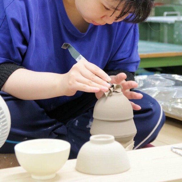 碗の底部を削り出す作業に打ち込む訓練生