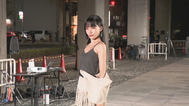 パリで披露した「保多織」のファッションショー　香川