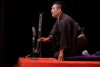 「ひたむきに生きる人たちにスポットを当てていきたい。自分がやりたいと思うことを一生懸命やってたら、いつかは誰かが気づいてくれる。『ノンフィクション落語』を3作創ってみて、僕の中でそれは、かなり証明されています」と語る鉄瓶　©️松竹芸能