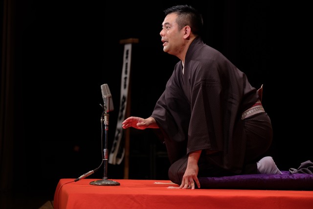 「ひたむきに生きる人たちにスポットを当てていきたい。自分がやりたいと思うことを一生懸命やってたら、いつかは誰かが気づいてくれる。『ノンフィクション落語』を3作創ってみて、僕の中でそれは、かなり証明されています」と語る鉄瓶　©️松竹芸能