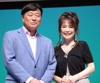 石田重廣社長（左）と保科有里＝2025年