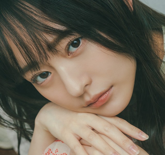 高崎かなみ（撮影／東京祐　ヘアメイク／花房みなみ　スタイリング／毛塚由恵）