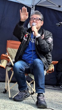 身振りも交えて熱く語る元「シブがき隊」の布川敏和＝神奈川県・茅ヶ崎中央公園