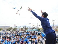 カマタマ10000人祭り！餅まき（カマタマーレ讃岐提供）