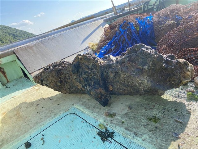 砲弾らしきもの（提供：高松海上保安部）