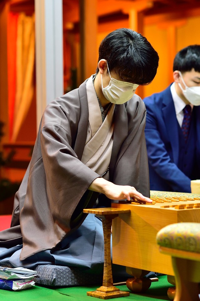 逆転勝ちで竜王戦七番勝負第１局を制した藤井聡太三冠（提供：日本将棋連盟）